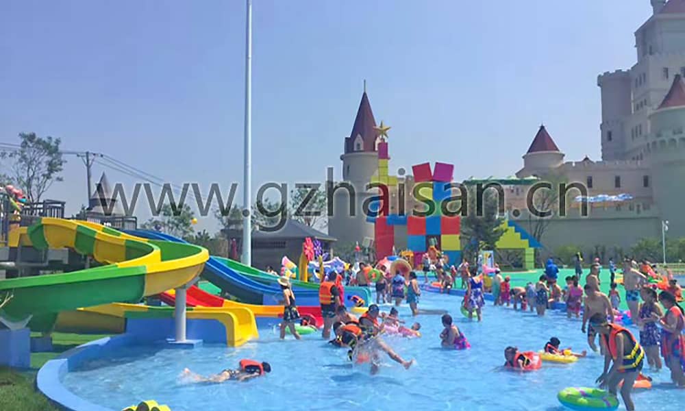 合家欢乐的儿童嬉水天地