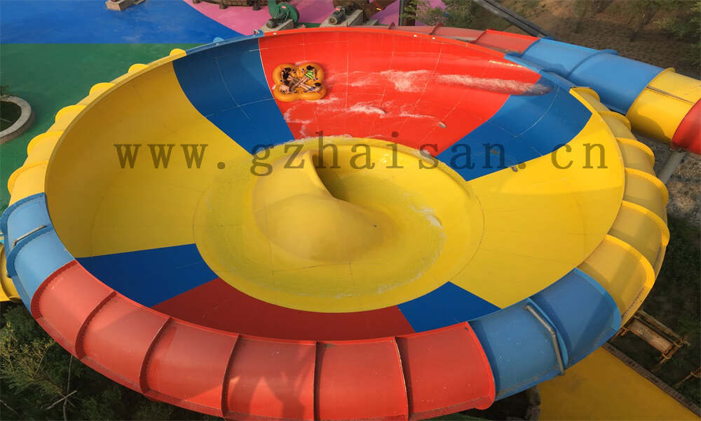 如何在水上乐园管理中提升园区的公共艺术和文化设施？